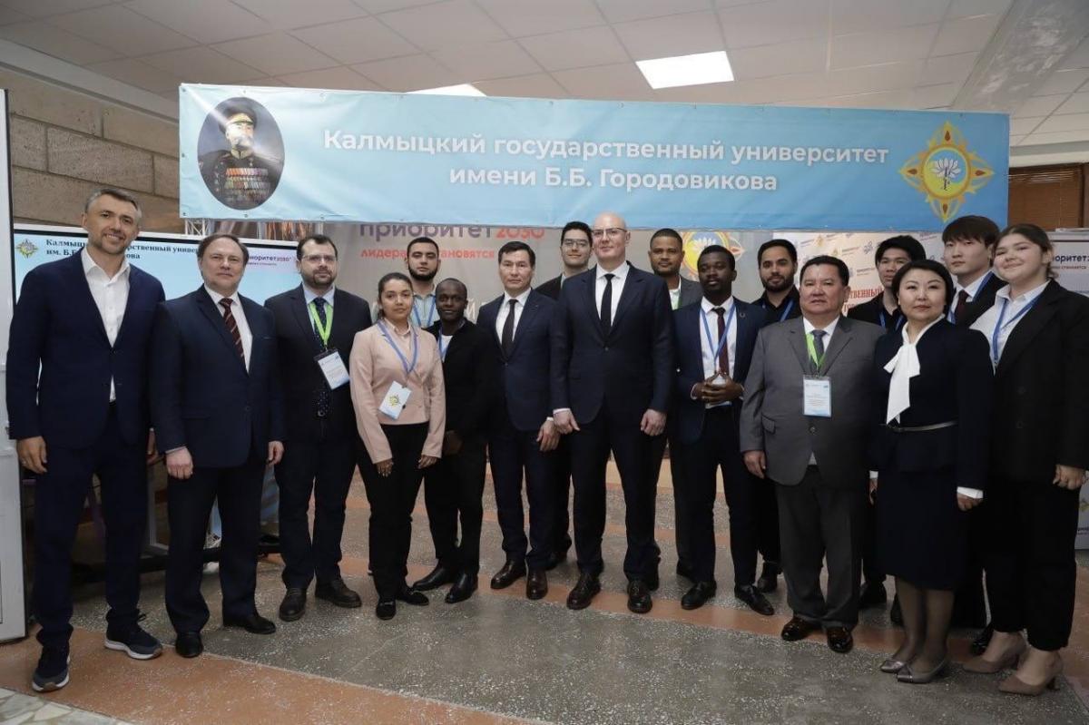Глава Калмыкии Бату Хасиков поздравил студентов и коллектив КалмГУ с 55-летием вуза