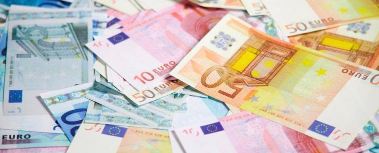 Официальный курс евро в России установил новый минимум 2016 года
