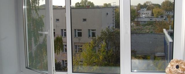 В Перми 2-летний мальчик выпал из окна 6-го этажа и погиб