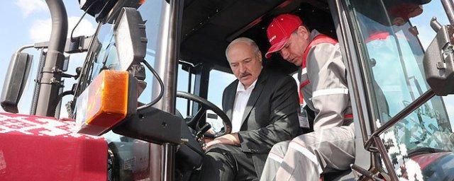 Лукашенко и Додон на тракторах сеяли кукурузу на молдавском поле