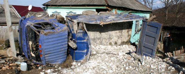 В поселке Каменномостском грузовик со щебнем врезался в частный дом