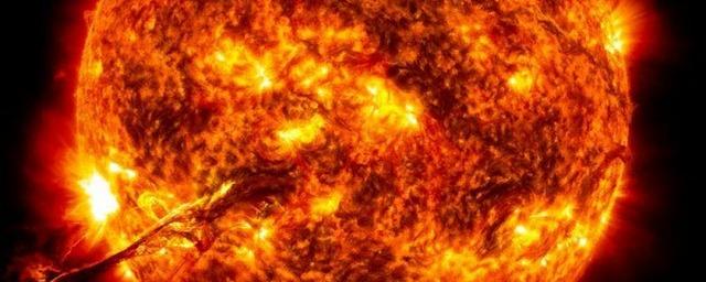 Уфологи обнаружили у Солнца гигантский НЛО