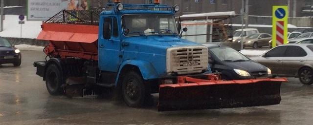 В Новосибирске за сутки от снега очистили 270 км тротуаров