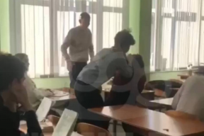 В Санкт-Петербурге ученики избили одноклассницу при учительнице