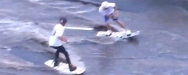 В Тюмени двое юношей прокатились на скейтах по лужам