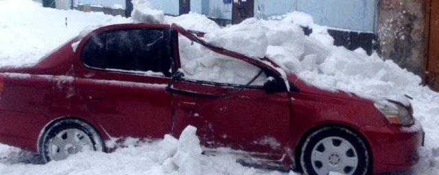 В Барнауле упавший с дома снег раздавил крышу автомобиля
