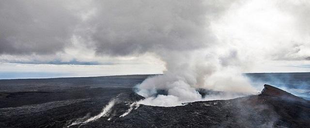 Раскаленная вулканическая лава на Гавайях уничтожила 30 домов