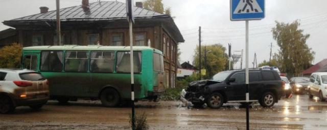 В Прикамье внедорожник протаранил автобус с пассажирами