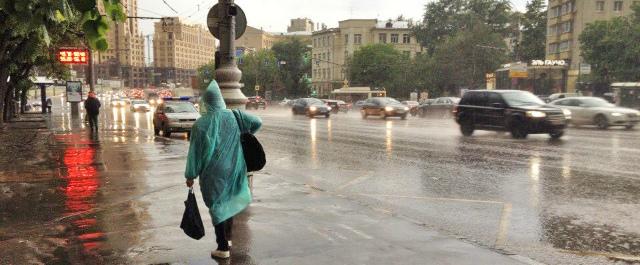 Депутаты городской думы Москвы предложили раздавать дождевики в метро