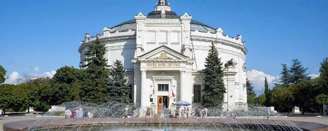 Власти Севастополя планируют отбелить фасады старинных зданий‍