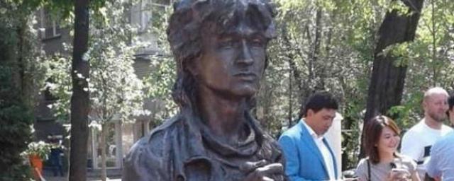 Памятник Цою открыли в его день рождения в Алма-Ате