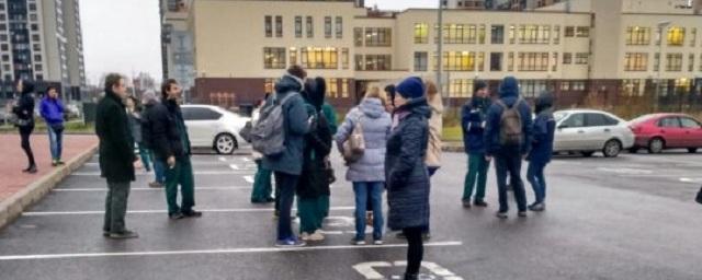 В Петербурге вслед за школами эвакуируют торговые центры