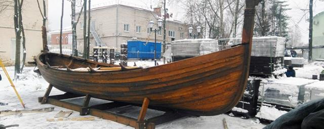 В Череповец привезли изготовленную в Петрозаводске средневековую ладью