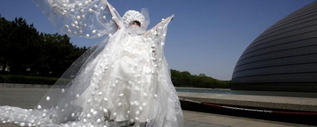 В Китае дизайнер представила свадебное платье из тысячи яиц