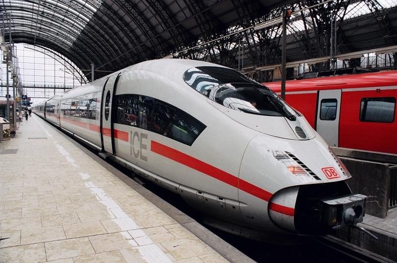 В Швейцарии поезд с сотнями пассажиров сошел с рельсов