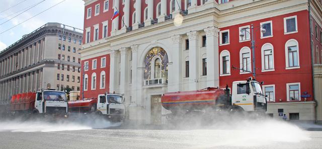 В Москве будут поливать дороги каждые два часа