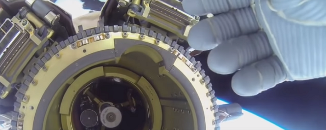 Уфологи: Астронавт NASA пытался скрыть НЛО в ходе прямого эфира с МКС