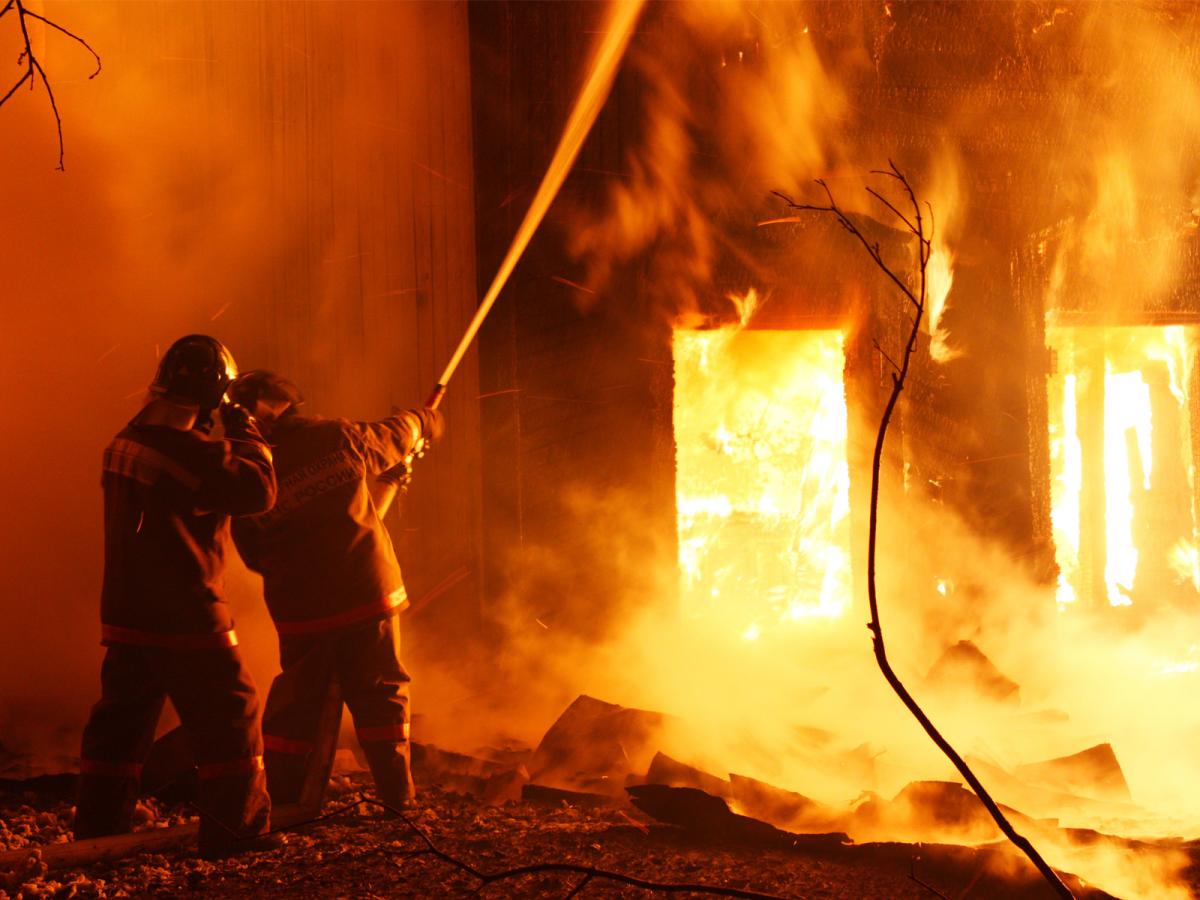 В Приморском районе на Савушкина горела двухъярусная коммуналка
