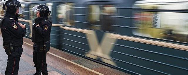 В столице задержали шесть человек, которые разделись догола в вагоне метро — Видео