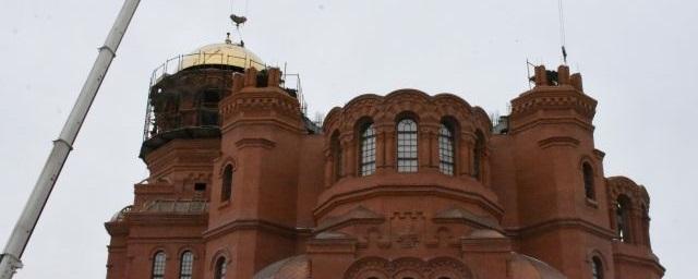 В Волгограде на звоннице храма Александра Невского установили купол