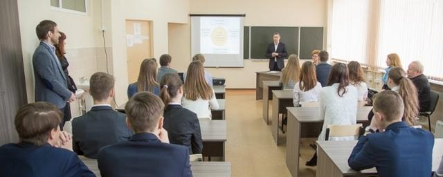 Мэр Смоленска рассказал школьникам об основах местного самоуправления