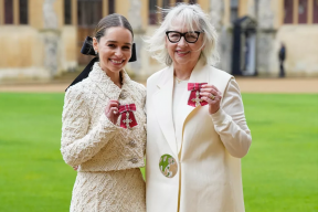 В Британии вручили награду Эмилии Кларк и ее матери за благотворительную деятельность