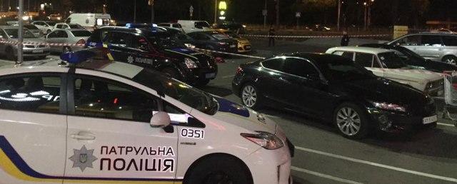 СМИ: Уроженца России застрелили из автомата на парковке в Киеве