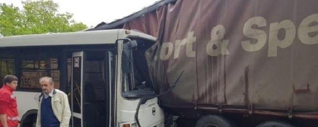 В Сочи в ДТП с автобусом травмы получили пять человек