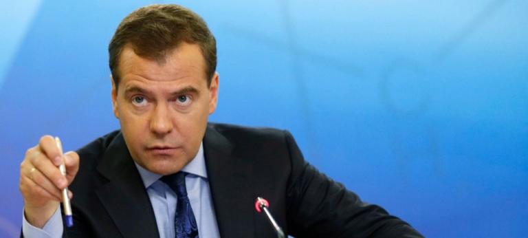 Медведев призвал правительство не экономить на социальных расходах