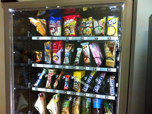 В трех брянских школах запретили продажу сладостей из автоматов‍
