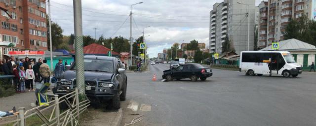 Упавший в результате ДТП столб в Омске раздавил двух пешеходов