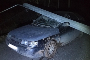 В Кировской области сбитый лихачом столб упал на проезжающий автомобиль