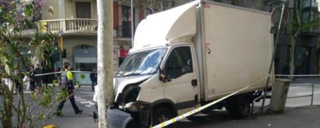 В Барселоне грузовой автомобиль въехал в группу пешеходов