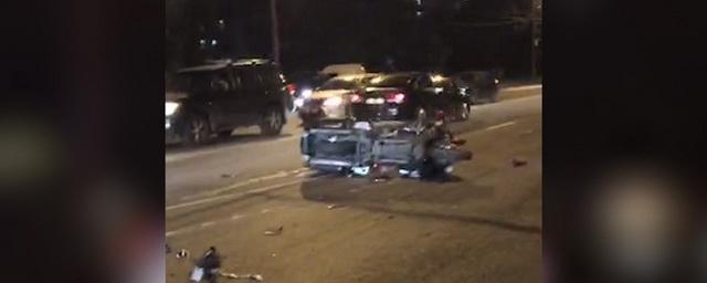 На севере Москвы ночью мотоциклист врезался в автомобиль полиции