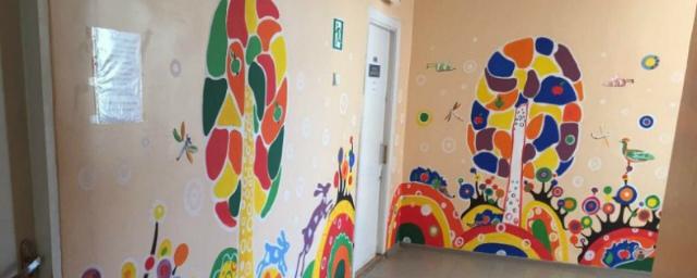 На стены детской больницы в Омске нанесут яркую роспись