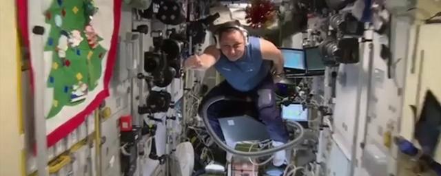 Космонавт Шкаплеров полетал по МКС верхом на пылесосе