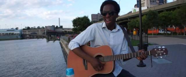 В Нью-Йорке чернокожий музыкант исполнил песню «Все идет по плану»