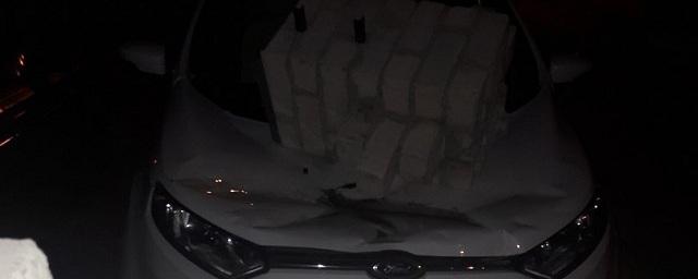 В Воронеже кирпичный забор рухнул на припаркованную машину