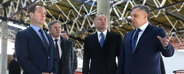 Медведев осмотрел строящийся терминал Шереметьево