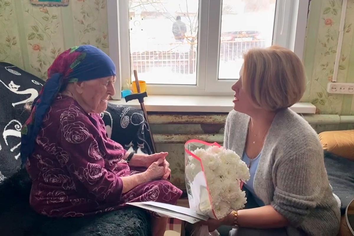 Глава Рассказово Вера Соколова поздравила со 100-летием ветерана труда и многодетную мать Татьяну Лаврентьевну Маркову