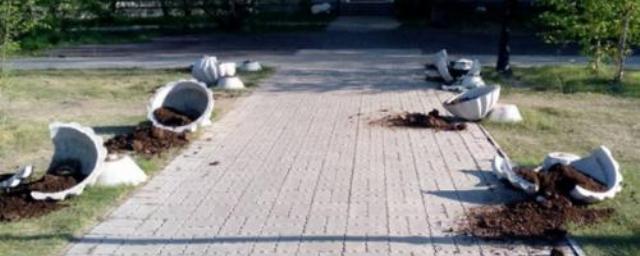В Улан-Удэ ищут вандалов, которые разбили вазы у Мемориала Победы