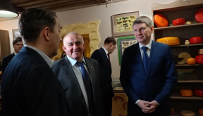 Глава Костромской области накормил министра экономразвития сыром