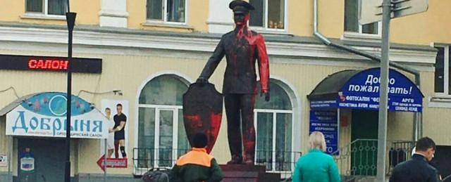 В Ульяновске неизвестные облили краской памятник полицейскому