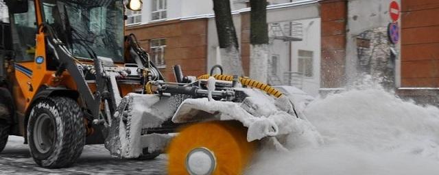 В Тюмени коммунальщики продолжают устранять последствия снегопада