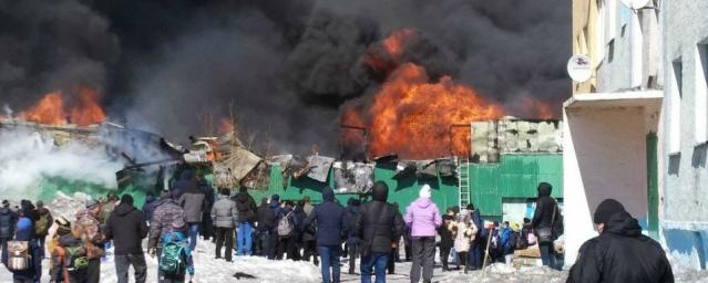 В Коми эвакуировали жителей дома, стоящего возле горящего магазина