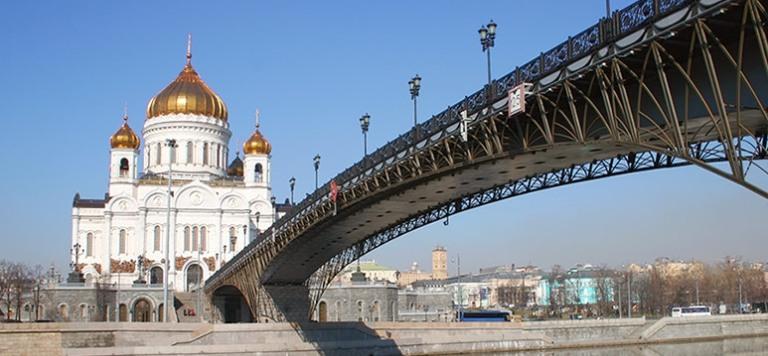 Патриарший мост в Москве украсят фотографии русских храмов