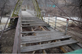 В Нальчике власти закрыли аварийный пешеходный мост