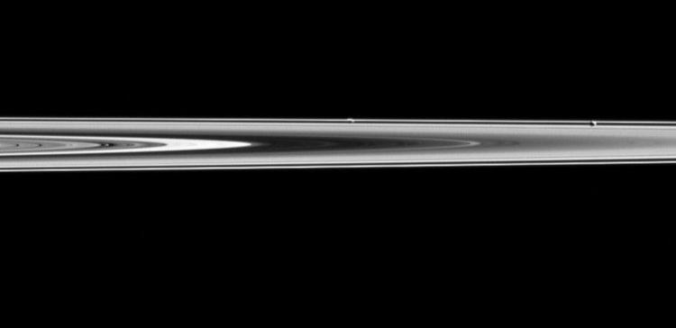 Зонд Cassini сделал снимок спутников Сатурна на фоне колец