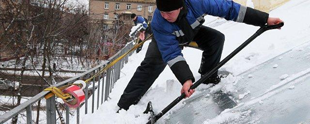 В центре Москвы очисткой крыш зимой займутся 900 бригад кровельщиков
