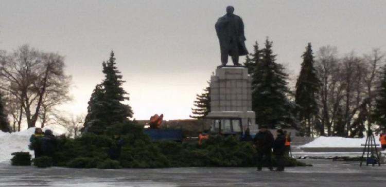 В Ульяновске начали устанавливать главную новогоднюю ель